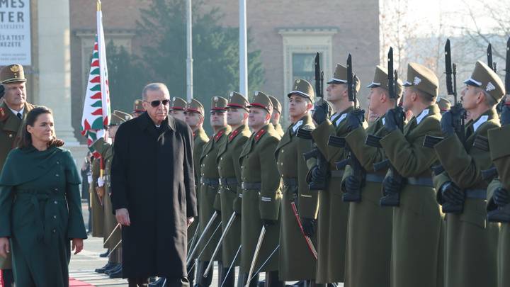 presidenti-erdogan-pritet-me-ceremoni-zyrtare-ne-hungari