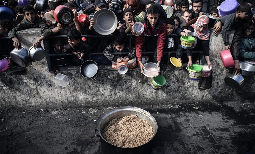 rreziku-nga-uria-ne-gaza,-femijet-presin-ne-radhe-per-nje-vakt