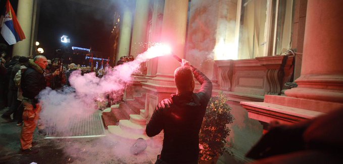 eskalon-situata-ne-serbi,-protestuesit-tentojne-te-futen-ne-ndertesen-e-kuvendit
