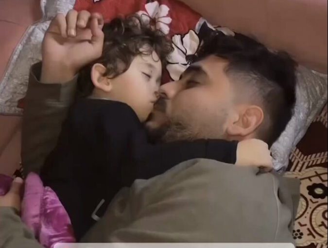 nje-baba-palestinez-fle-duke-perqafuar-djalin-e-tij-per-ta-mbrojtur-nga-bombardimet-izraelite-–-video
