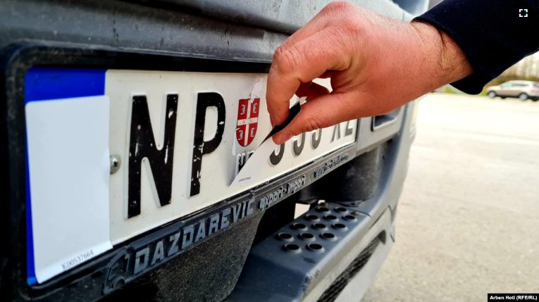 qeveria-miraton-vendimin-per-largimin-e-stikersave-per-veturat-me-targa-te-serbise