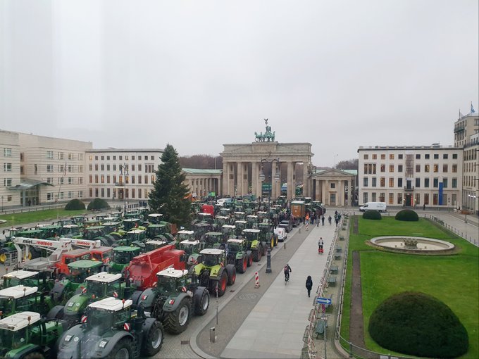 gjermani,-fermeret-me-traktore-bllokojne-rruget-kryesore-te-berlinit-ne-protesta