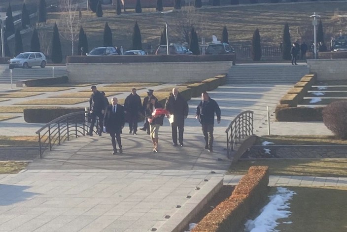 vajza-e-sanduloviqit-ben-homazhe-ne-prekaz