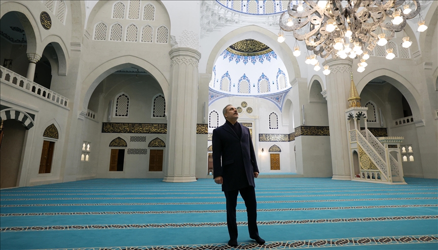 ministri-i-jashtem-turk-ne-shqiperi,-viziton-xhamine-e-namazgjase