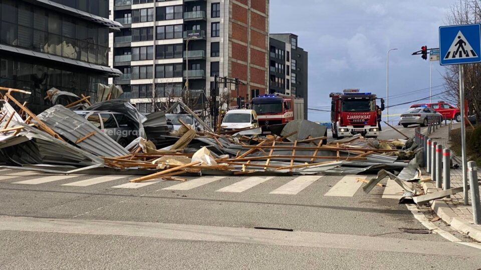 23-vjecarja-qe-u-lendua-nga-renia-e-kulmit-ne-prishtine-vazhdon-te-jete-me-aparature-te-frymemarrjes