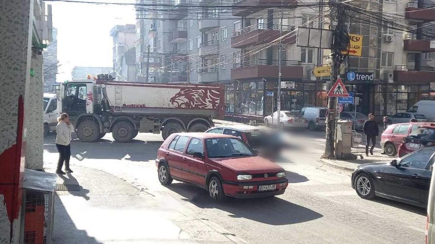 kamioni-godet-nje-kembesor-ne-fushe-kosove