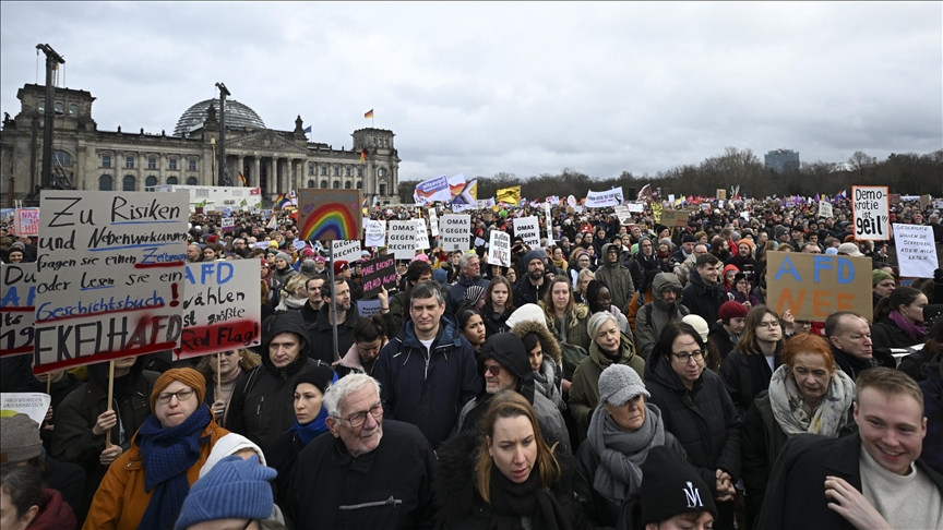gjermani,-mijera-qytetare-protestojne-kunder-te-djathtes-ekstreme-ne-berlin