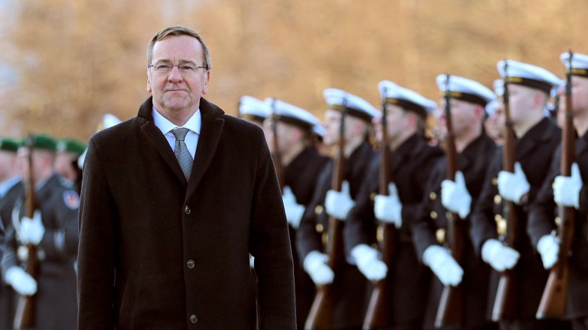 ministri-gjerman-i-mbrojtjes-te-henen-ne-kosove,-pritet-nga-lideret-e-shtetit