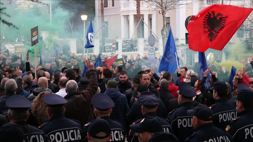 opozita-organizon-proteste-ne-shqiperi,-seanca-parlamentare-perfshihet-nga-tensionet