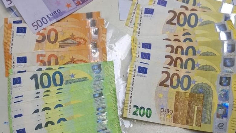 dogana-gjen-mbi-13-mije-euro-te-padeklaruara-ne-veturen-e-nje-personi-ne-bernjak