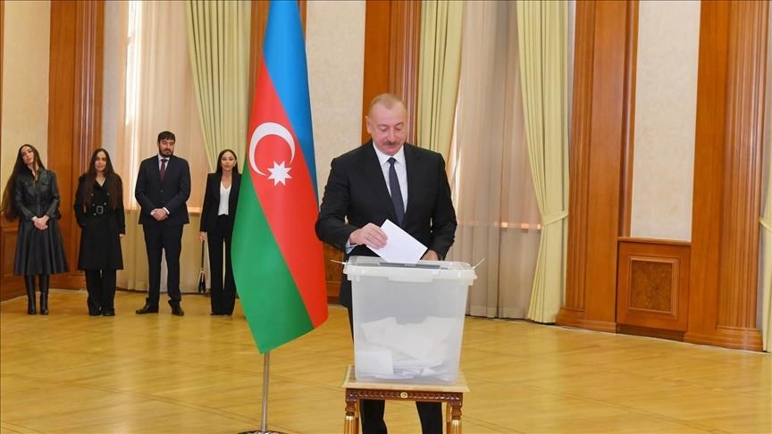 “presidenti-i-azerbajxhanit-aliyev-siguron-93-per-qind-te-votave-ne-zgjedhjet-e-parakohshme”
