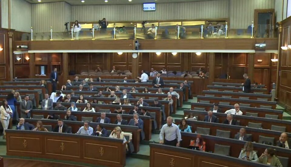 deputetet-e-listes-serbe,-pas-nenshkrimit-e-leshojne-sallen-e-parlamentit