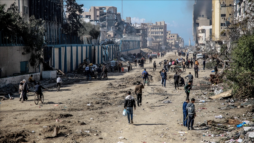 palestinezet-vizitojne-shtepite-e-shkaterruara-dhe-te-djegura-ne-veri-te-gazes