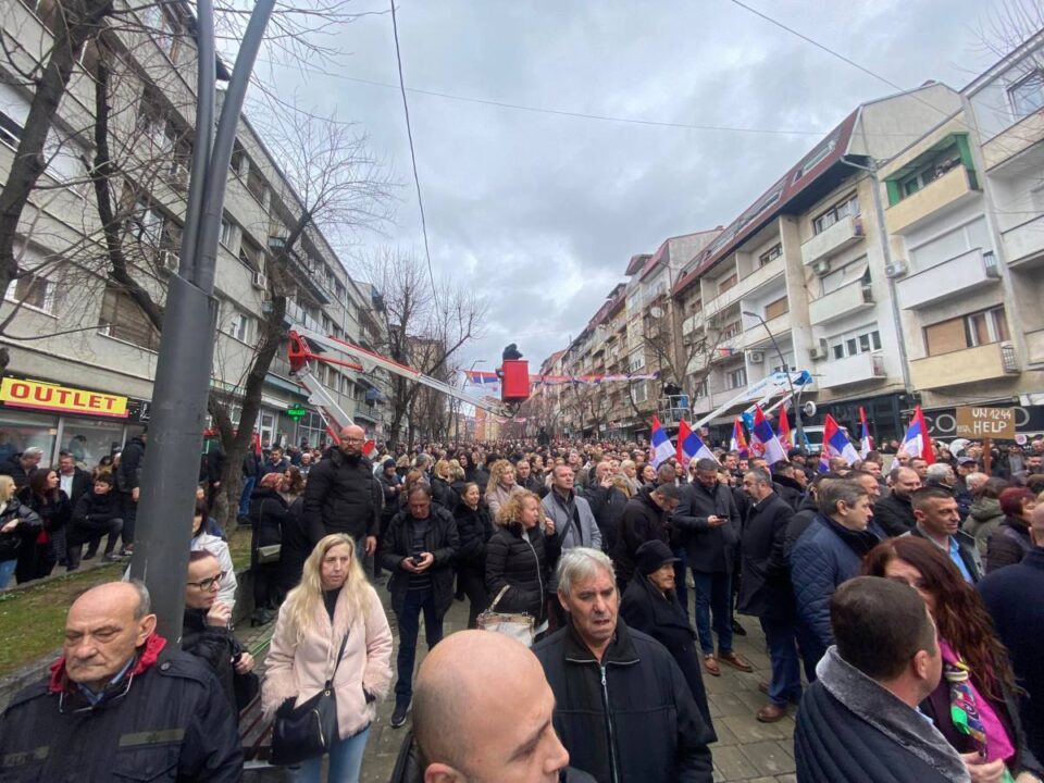 policia:-protesta-ne-veri-te-mitrovices-e-qete,-moren-pjese-qytetare-edhe-nga-rajonet-tjera