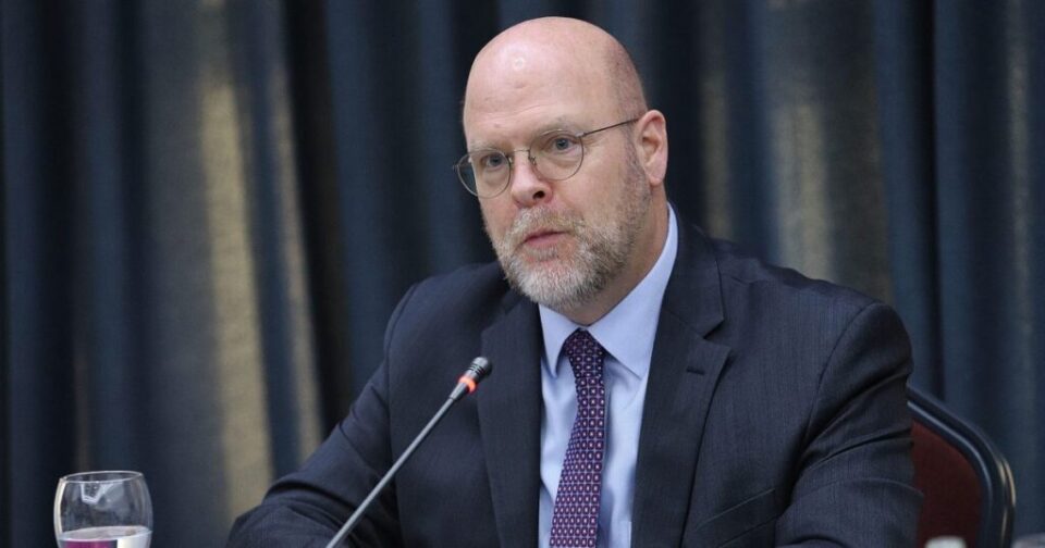 reagimet-rreth-dinarit-serb-–-ambasadori-amerikan-hovenier-therret-konference-per-media