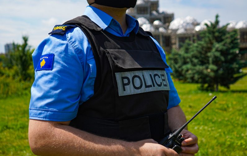 policia-me-aksion,-arrestohen-shtate-persona-e-sekuestrohen-vetura,-arme-dhe-municion