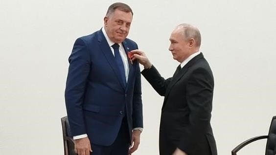 putin-nderon-presidentin-e-republikes-srpska,-milorad-dodik,-me-urdhrin-aleksandra-nevskog