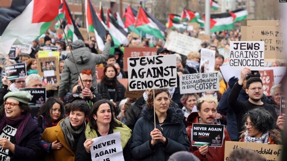 holanda-cel-muzeun-per-holokaustin,-presidenti-izraelit-merr-pjese-ne-inaugurim,-pritet-me-protesta-nga-qytetaret-pro-palestineze