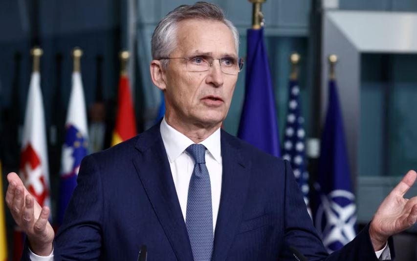 stoltenberg-kunder-komenteve-te-papes,-shefi-i-nato-s:-ukraina-ka-nevoje-per-arme,-jo-per-flamuj-te-bardhe