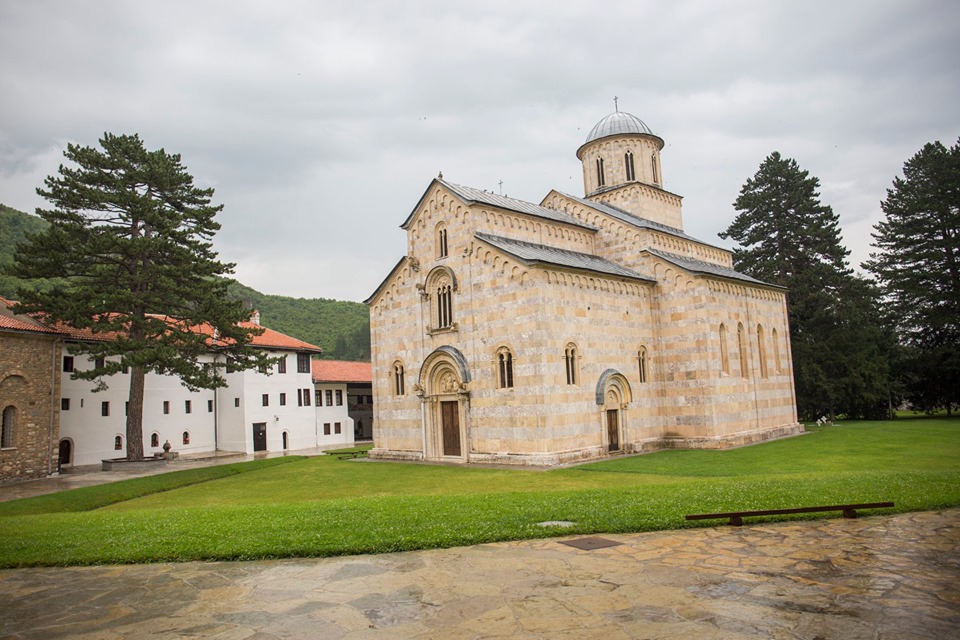 gazeta-gjermane:-manastiri-i-decanit-pritet-t’i-hape-rruge-kosoves-per-anetaresim-ne-keshillin-e-evropes