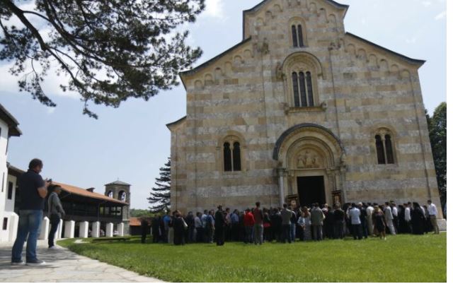 vendimi-i-qeverise-se-kosoves-per-vendimin-per-manastirin-e-decanit,-reagojne-shtetet-e-quint-it
