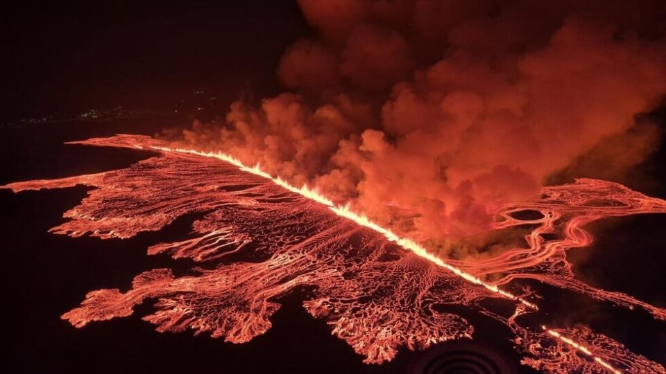 foto/-islanda-e-jugut-ne-gjendje-te-jashtezakonshme-pas-shperthimit-te-vullkanit,-shkencetaret-ngrene-alarmin:-nese-llava-arrin-ne-det-rrezikon-te…