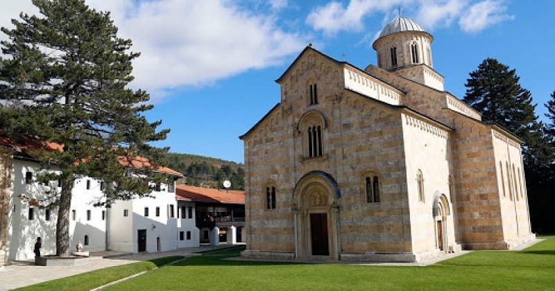 manastiri-i-decanit-regjistron-pronesine-e-24-hektareve-toke