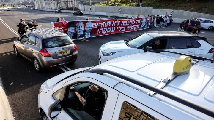 familjet-e-pengjeve-izraelite-demonstrojne-ndaj-qeverise-ne-tel-aviv