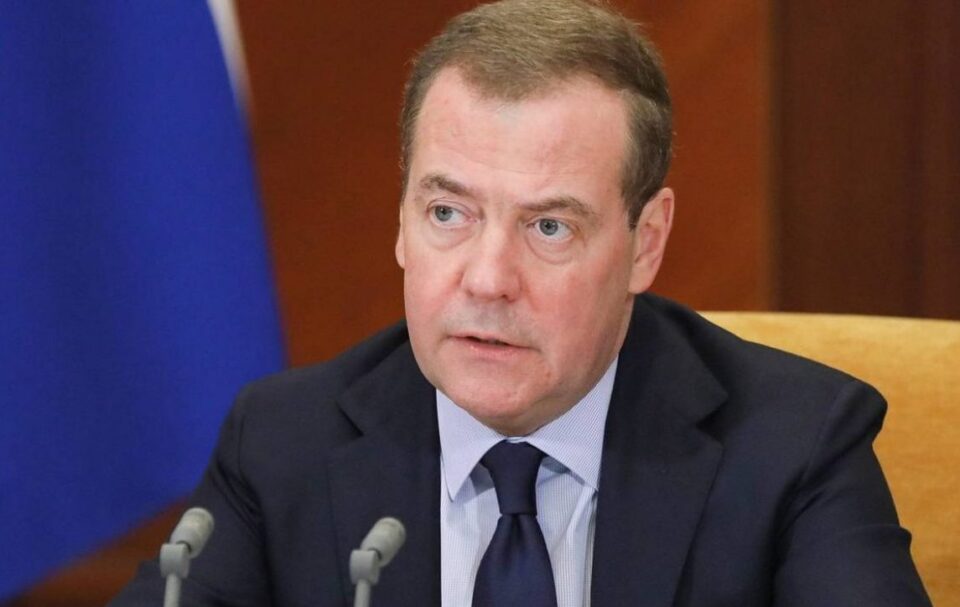 medvedev:-vendosja-e-mundshme-e-trupave-franceze-ne-ukraine-mund-te-jete-ne-dobi-te-rusise