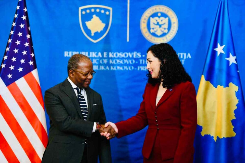 ambasada-amerikane-permbledh-viziten-e-robinson-ne-kosove