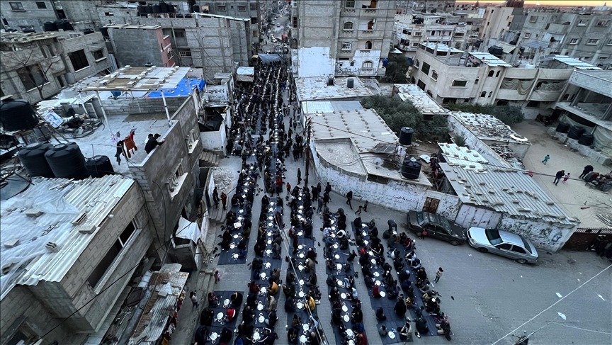 pavaresisht-luftes,-qindra-palestineze-u-mblodhen-per-iftar-ne-rafah,-ne-jug-te-gazes