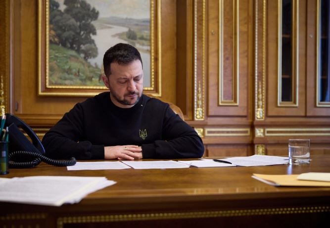 zelensky-vazhdon-me-shkarkimet,-i-“pritet-koka”-dy-nenkryetareve-te-zyres-se-tij