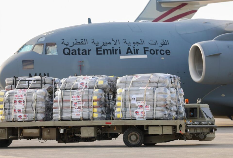 avioni-i-katarit-me-24-tone-ndihma-per-gazen-mberrin-ne-egjipt