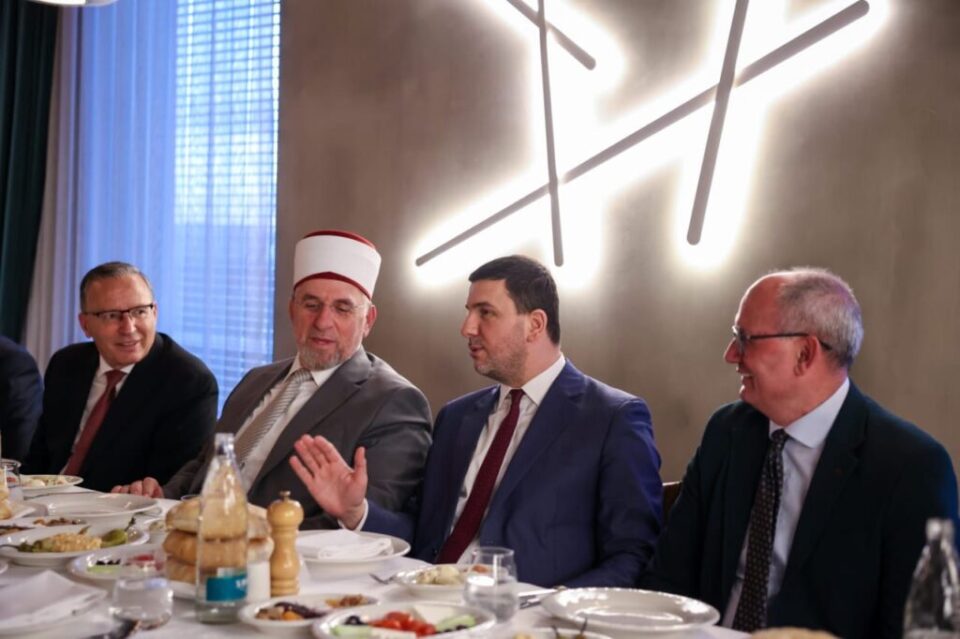 krasniqi-e-hamza-shtrojne-iftar-per-ternaven-e-bashkepunetoret-e-tij-nga-bik-u