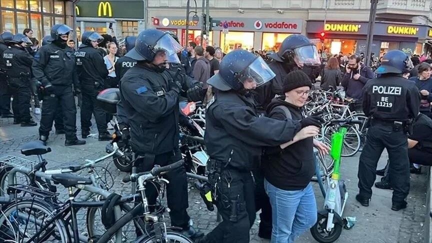 policia-e-berlinit-shuan-me-force-protesten-propalestineze,-sulmon-nje-grua