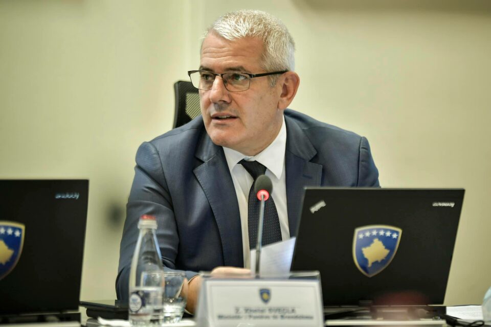 ministri-svecla:-vucic-perdori-kosoven-per-te-shkaktuar-tensione-ne-rajon