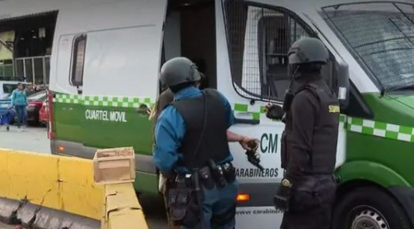 video/-po-shoqerohej-ne-polici,-gruaja-i-merr-armen-efektivit-dhe-plagos-tre-persona