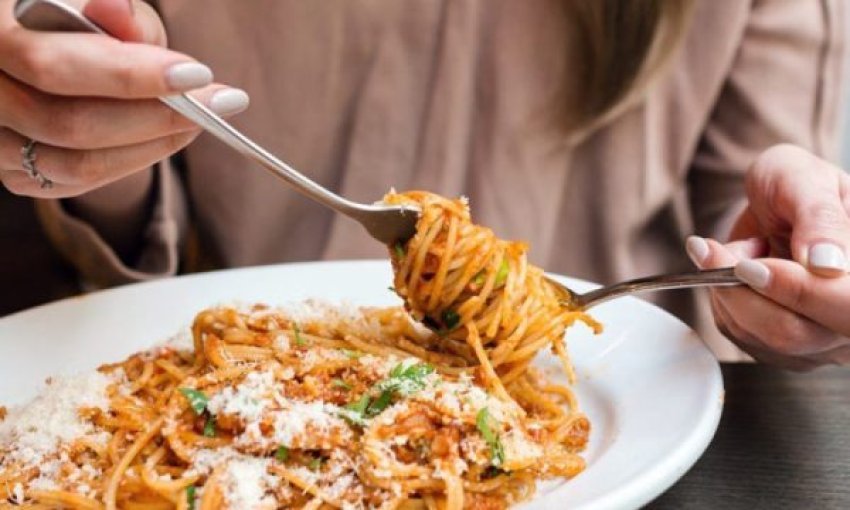 si-reagon-organizmi-juaj-nese-e-hani-ushqimin-shpejt