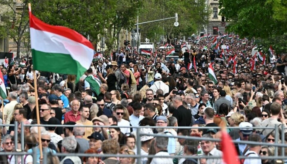 “jep-doreheqjen,-ne-nuk-frikesohemi”-mijera-njerez-protestojne-ne-budapest-kunder-kryeministrit-viktor-orban
