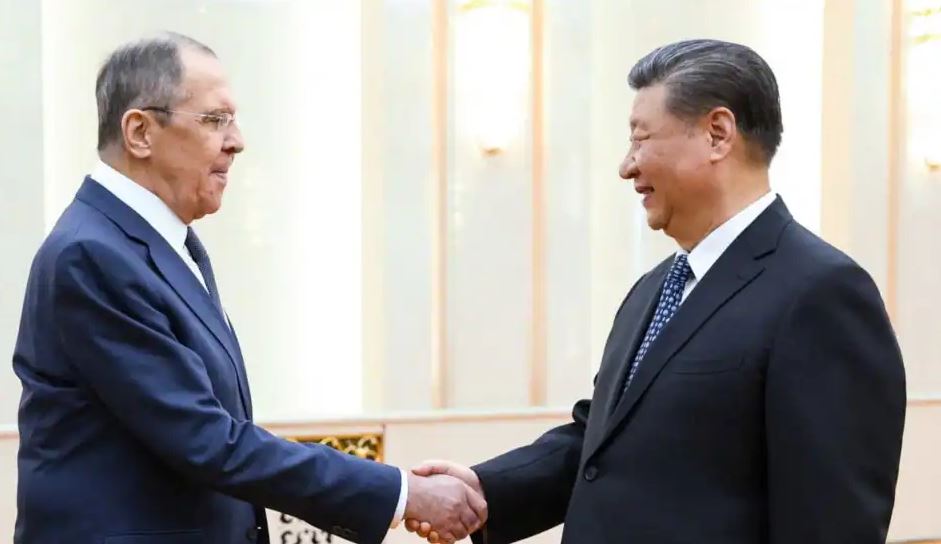 presidenti-kinez-takohet-me-ministrin-e-jashtem-rus,-lavrov:-formula-e-paqes-e-zenelskyt,-komplet-e-shkeputur-nga-realiteti