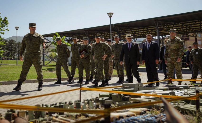 policia-ukrainase-diplomon-ne-kosove-per-heqjen-e-minave