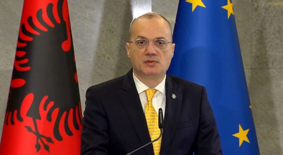 ministri-igli-hasani-takon-ne-burg-ish-presidentin-e-kosoves,-hashim-thaci