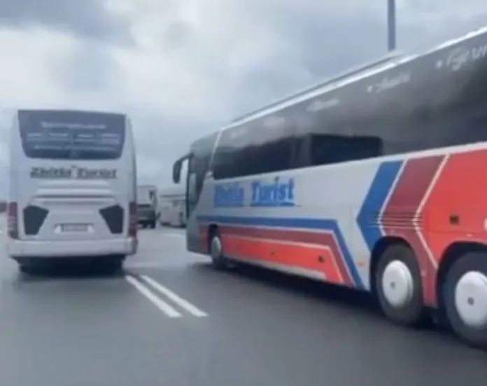 lirohen-autobuset-me-qytetare-kosovare-te-bllokuar-ne-serbi