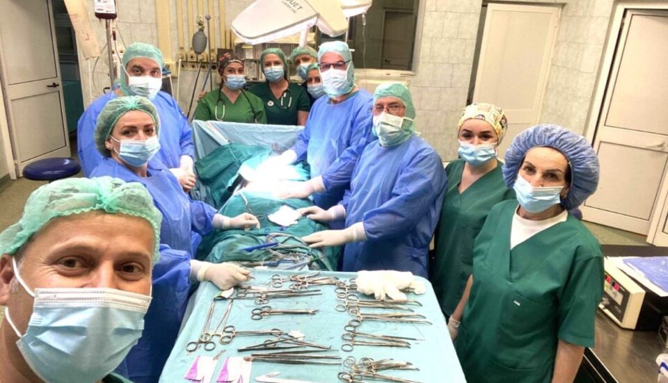 ne-spitalin-e-pejes-kryhet-nje-intervenim-i-madh-kirurgjik-te-nje-pacient-61-vjecar
