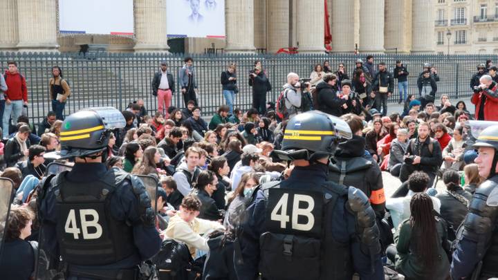 protesta-ne-paris-kunder-politikes-se-macronit-per-gazen