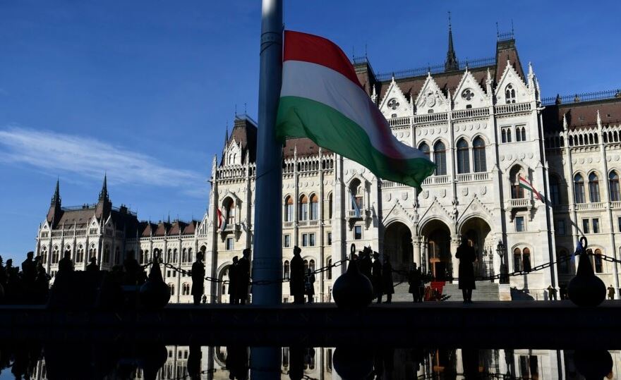 hungaria-20-vite-ne-be/-voa:-tensionet-e-vazhdueshme-politike-dhe-largimi-i-rinise-kane-lene-ne-hije-festimet