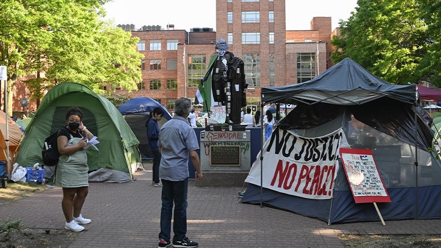 protestat-ne-shba,-studentet-mbulojne-monumentin-e-george-washingtonit-me-“kefije”