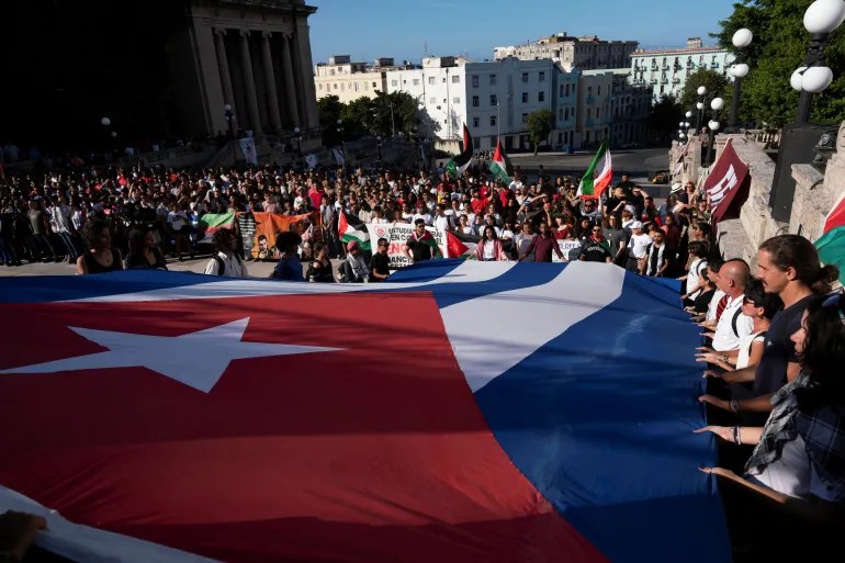 studentet-kubane-mbajne-tubim-pro-palestines-ne-havana