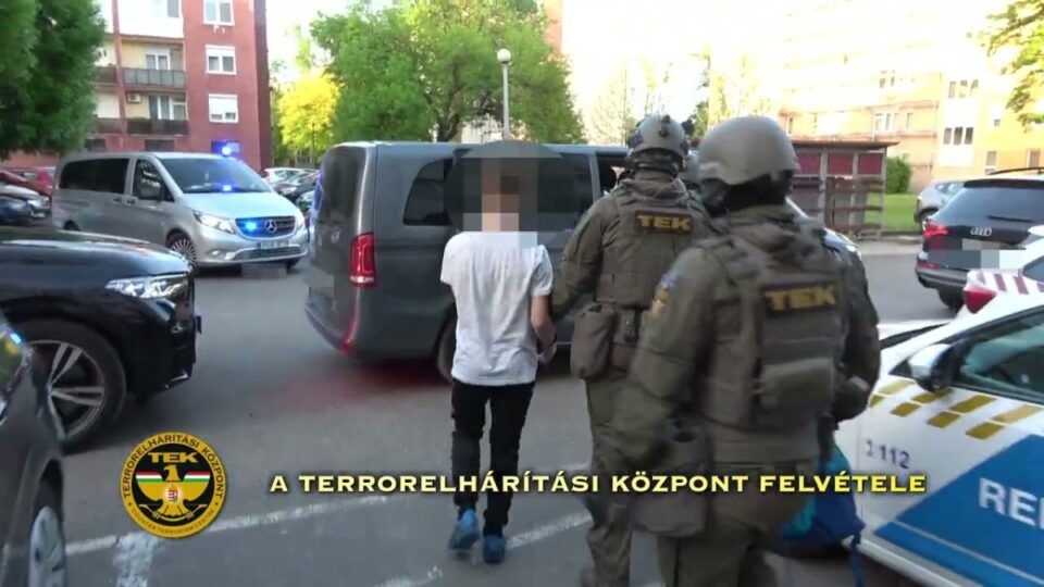 arrestohet-nje-adoleshent-per-planifikimin-e-sulmit-ne-xhami-ne-hungari-–-video