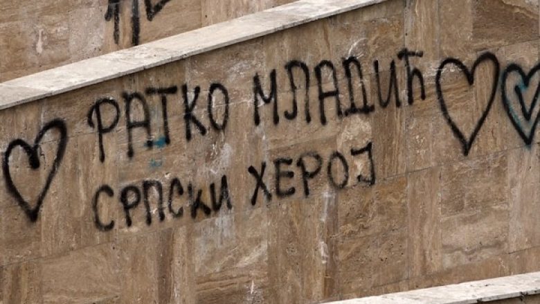 “ratko-mlladiq-hero-i-popullit”-–-grafitet-qe-po-provokojne-qytetaret-shqiptare-ne-veri